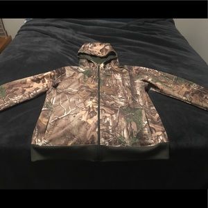 Women’s Under Armor zip up jacket. Size XL